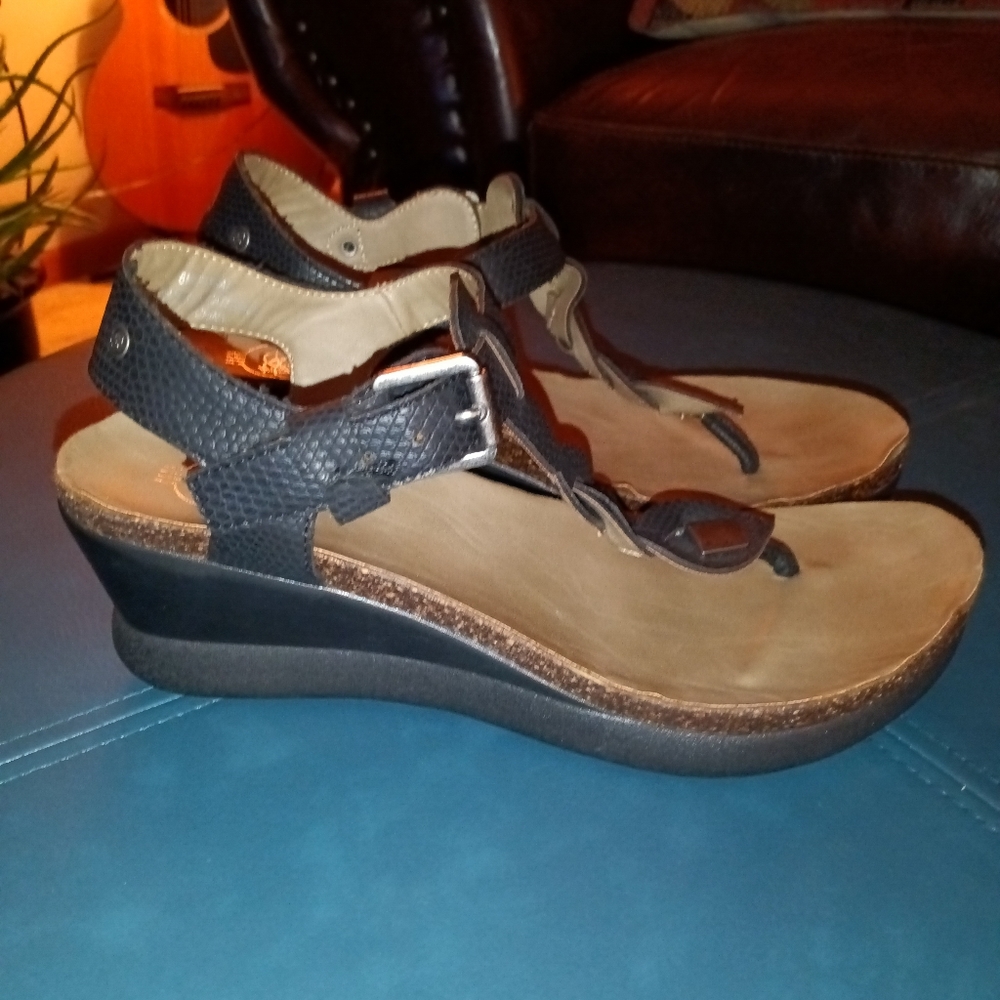 Women's low wedge sandals